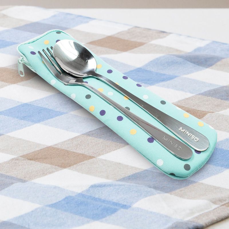 Set-de-cuchara-y-tenedor-con-estuche-de-tela-azul-20-5cm-3pzas-Miniso-2-5184