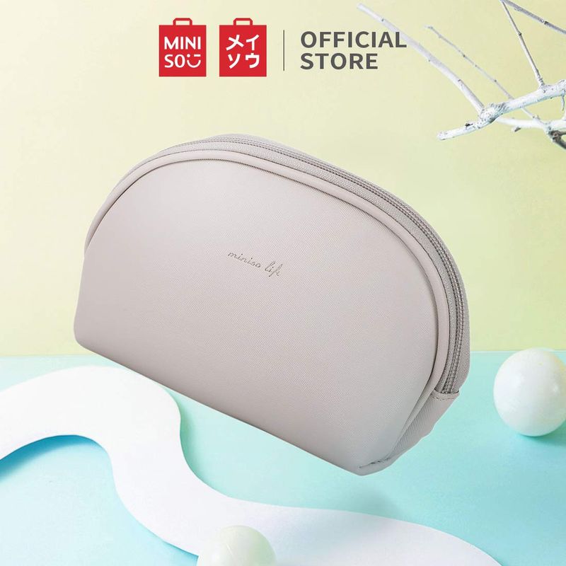 Cosmetiquera-semicircular-sencilla-beige-oscuro-Miniso-5-2472