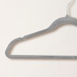 Ganchos-antideslizantes-de-ropa-gris-10-pzas-Miniso-5-8761