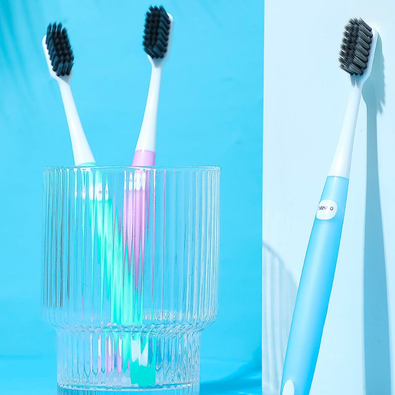 Paquete-de-cepillos-dentales-de-cerdas-suaves-de-carb-n-multicolor-3-pzas-multicolor-Miniso-2-2327