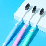 Paquete-de-cepillos-dentales-de-cerdas-suaves-de-carb-n-multicolor-3-pzas-multicolor-Miniso-4-2327