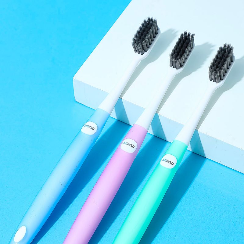 Paquete-de-cepillos-dentales-de-cerdas-suaves-de-carb-n-multicolor-3-pzas-multicolor-Miniso-4-2327