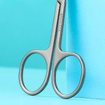 Tijeras-profesionales-para-cejas-puntiaguda-Miniso-4-4609