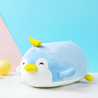 Peluche pinguino acostado con fruta plátano -  Miniso