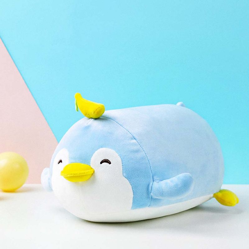 Peluche-pinguino-acostado-con-fruta-pl-tano-Miniso-2-4401