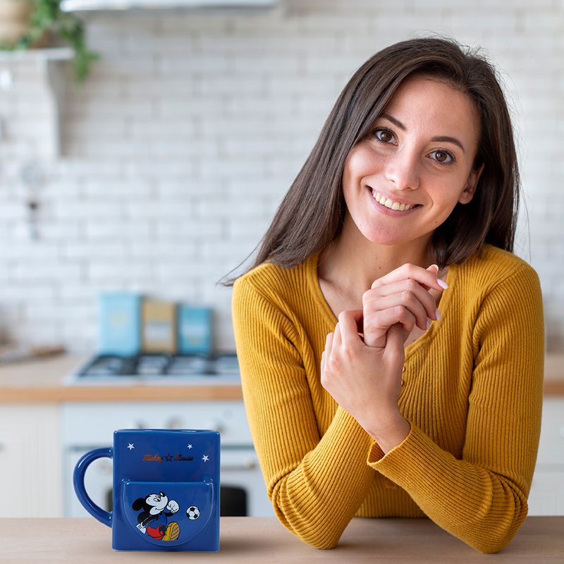 Taza-de-cer-mica-con-compartimiento-para-galleta-mickey-mouse-sports-collection-440-ml-Disney-Taza-de-cer-mica-con-compartimiento-para-galleta-mickey-mouse-sports-collection-440-ml-Disney-4-11429