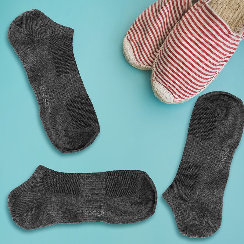 Paquete-de-medias-atleticos-para-hombre-gris-3-pzs-Miniso-2-5550