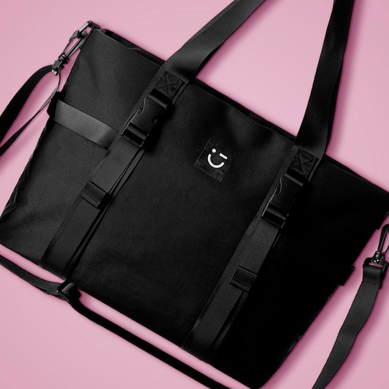 Bolso-rectangular-con-multiples-correas-y-logo-miniso-negro-Miniso-2-10239