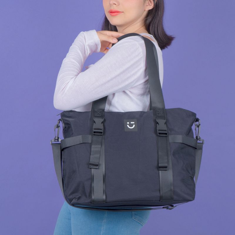 Bolso-rectangular-con-multiples-correas-y-logo-miniso-negro-Miniso-7-10239