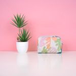 Cosmetiquera-miniso-flores-abstractas-gris-Miniso-6-13131