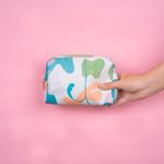 Cosmetiquera-miniso-flores-abstractas-gris-Miniso-7-13131