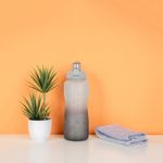 Tomatodo-de-plastico-de-gran-capacidad-colores-degradado-con-asa-blanco-y-negro-2L-Miniso-2-8586