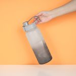 Tomatodo-de-plastico-de-gran-capacidad-colores-degradado-con-asa-blanco-y-negro-2L-Miniso-8-8586