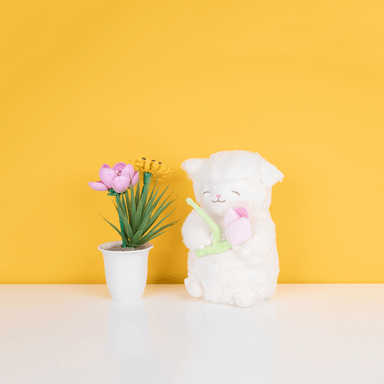 Peluche cordero series warm white con tulipán 14cm x 16cm x 27cm -  Miniso