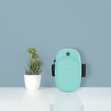 Cangurera miniso sports para brazo de color solido con dos bolsillos verde -  Miniso