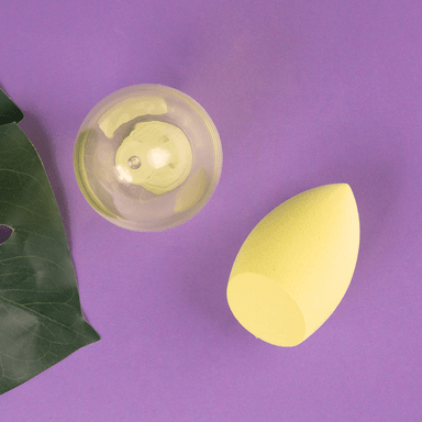 Esponja de maquillaje inclinada con estuche de viaje transparente amarillo -  Miniso