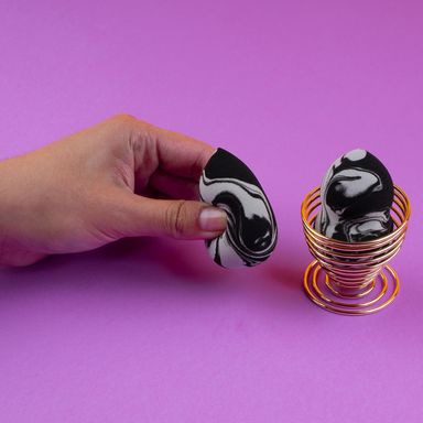 Set de esponjas de maquillaje marmoleado con soporte metálico black & white series -  Miniso