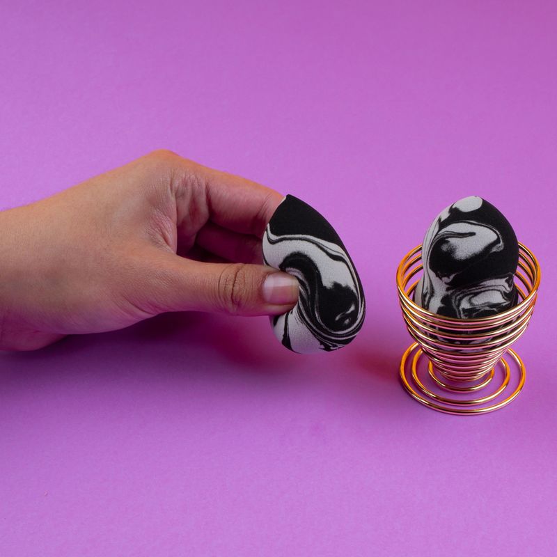 Set-de-esponjas-de-maquillaje-marmoleado-con-soporte-met-lico-black-white-series-Miniso-2-18401