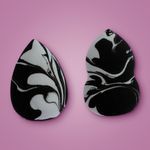 Set-de-esponjas-de-maquillaje-marmoleado-con-soporte-met-lico-black-white-series-Miniso-3-18401