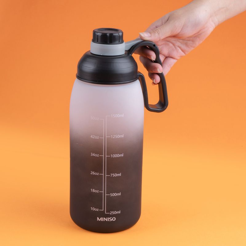 Tomatodo-de-pl-stico-con-asa-de-la-serie-gradient-1800-ml-blanco-y-negro-Miniso-2-18024