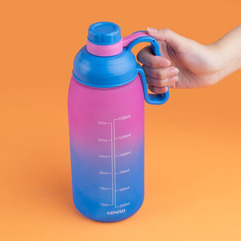 Tomatodo-de-pl-stico-con-asa-de-la-serie-gradient-1800-ml-rosa-y-azul-Miniso-2-18028