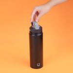 Vaso-de-acero-inoxidable-de-color-solido-con-asa-y-tapa-con-sorbete-900-ml-negra-Miniso-2-18708