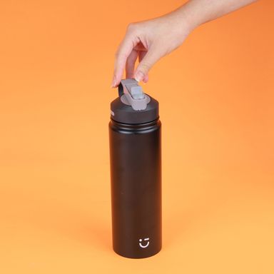 Vaso de acero inoxidable de color solido con asa y tapa con sorbete 900 ml negra -  Miniso