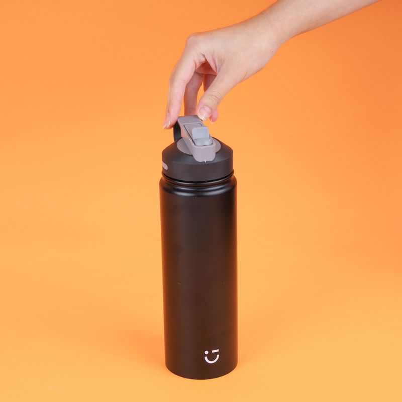 Vaso-de-acero-inoxidable-de-color-solido-con-asa-y-tapa-con-sorbete-900-ml-negra-Miniso-2-18708