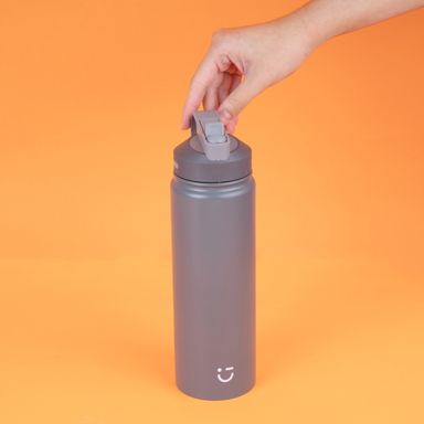 Vaso de acero inoxidable de color solido con asa y tapa con sorbete 900 ml gris -  Miniso