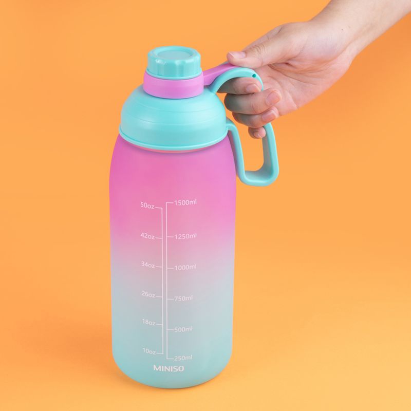 Tomatodo-de-pl-stico-con-asa-de-la-serie-gradient-1800-ml-rosa-y-verde-Miniso-2-18026