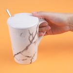Taza-de-cer-mica-con-patr-n-de-m-rmol-serie-black-white-con-tapa-y-cuchara-380-ml-blanco-Black-White-2-19227