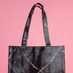 Mochila-de-moda-serie-black-white-marmoleado-negro-Miniso-3-19356