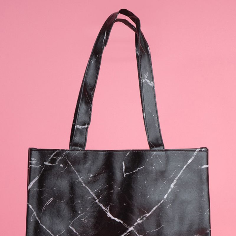 Mochila-de-moda-serie-black-white-marmoleado-negro-Miniso-3-19356