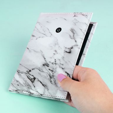 Porta pasaporte serie black white marmoleado blanco -  Miniso