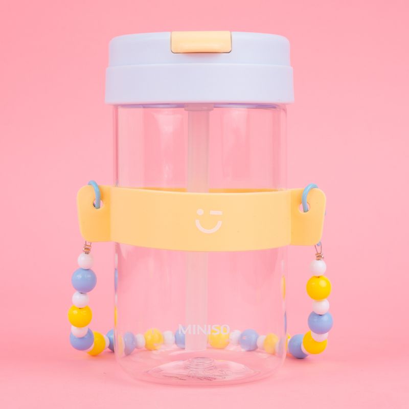 Vaso-de-pl-stico-con-tapa-abatible-y-correa-con-cuentas-500-ml-azul-Miniso-8-19861