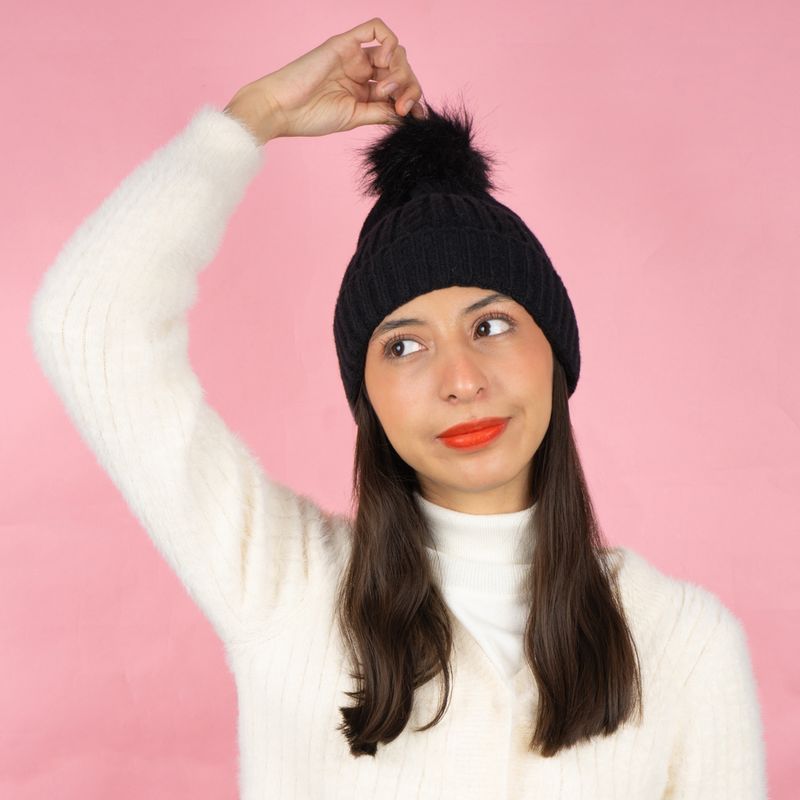 Gorro-tejido-con-pompon-miniso-negro-Miniso-2-20267