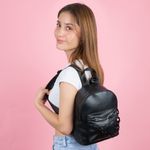 Mochila-de-moda-serie-black-white-cadena-negro-Miniso-2-21120