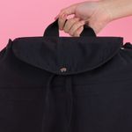 Mochila-de-moda-con-solapa-colecci-n-careculture-negro-Miniso-3-22068