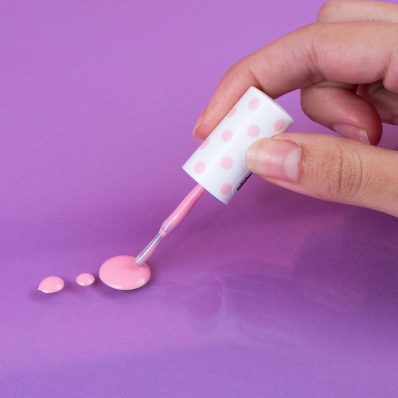 Esmalte-de-u-as-con-base-de-aceite-sanrio-strawberry-collection-03-Sanrio-2-22386