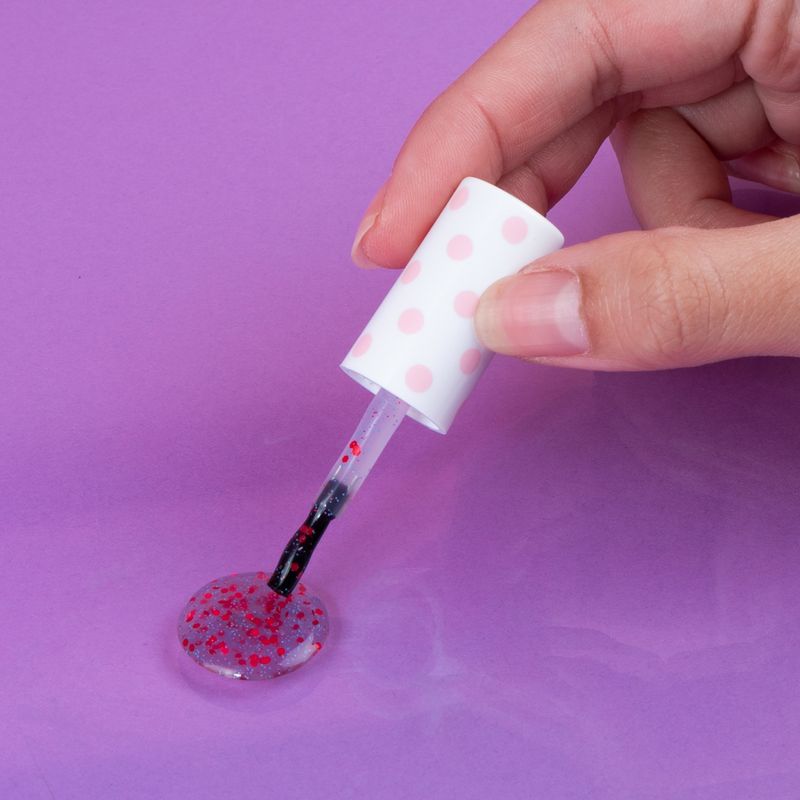 Esmalte-de-u-as-con-base-de-aceite-sanrio-strawberry-collection-06-Sanrio-2-22387