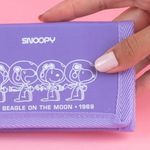 Cartera-casual-snoopy-serie-little-space-explorer-morado-Miniso-7-22582