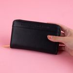 Cartera-con-cierre-para-mujer-miniso-letras-en-relieve-negro-Miniso-2-23132