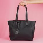 Bolso-tote-clasico-miniso-tipo-piel-texturizado-negro-Miniso-2-24178