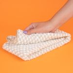 Toalla-de-ba-o-de-microfibra-miniso-cuadros-beige-75cm-x-35cm-Miniso-2-23976