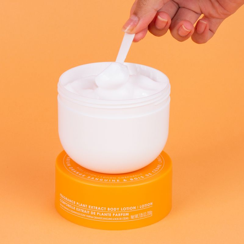 Loci-n-corporal-con-extracto-de-plantas-arom-ticas-aroma-a-naranja-roja-y-madera-de-cedro-Miniso-2-24978