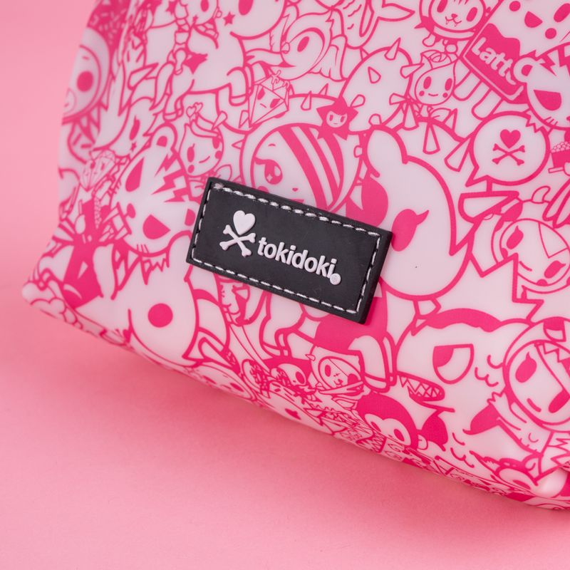 Cosmetiquera-colecci-n-tokidoki-media-luna-multiprint-rosa-Tokidoki-3-25294