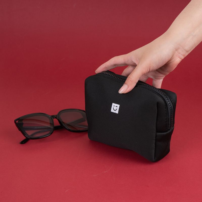 Cosmetiquera-miniso-tela-tipo-esponja-negro-Miniso-2-25085