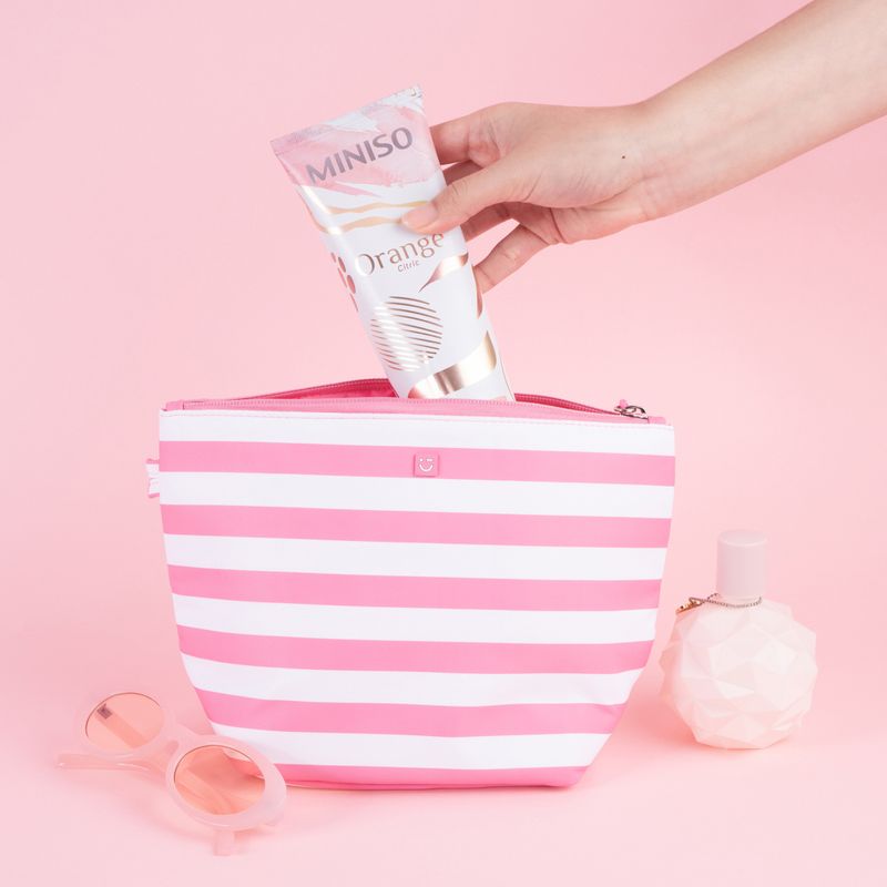 Cosmetiquera-miniso-forma-trapecio-serie-rayas-rosa-Miniso-2-25871