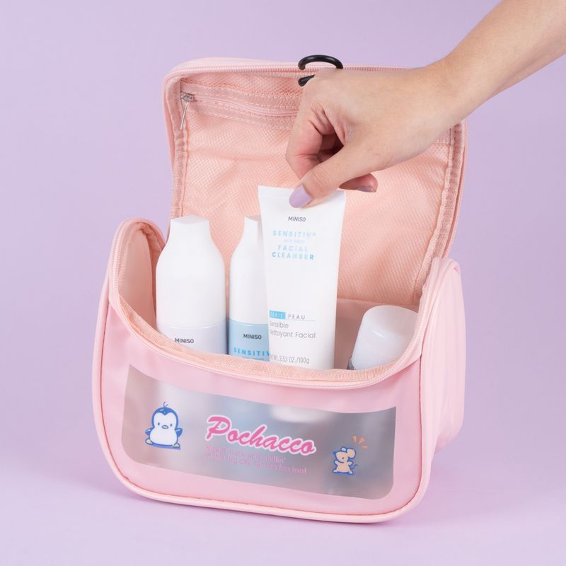 Neceser-de-viaje-con-gancho-pochacco-serie-sanrio-color-rosa-Sanrio-2-25959