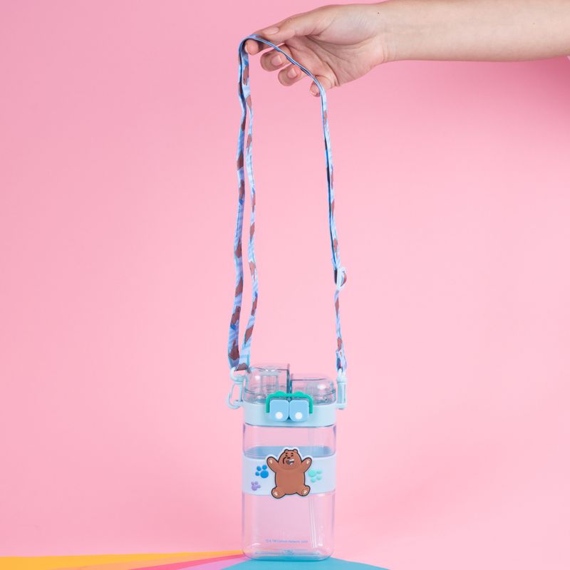 Botella-de-pl-stico-con-correa-para-el-hombro-560-ml-grizz-serie-wbb-color-azul-We-Bare-Bears-2-26453